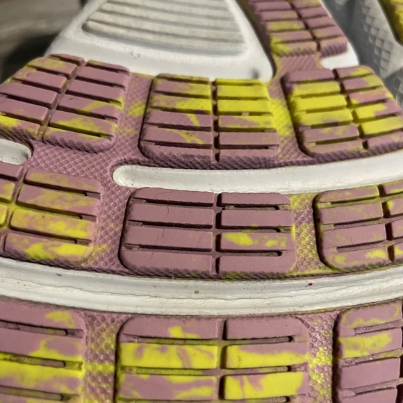 Under armor charged assert size 8 1/2 women’s shoe Has Scratch See Pics. Nice - Picture 9 of 16